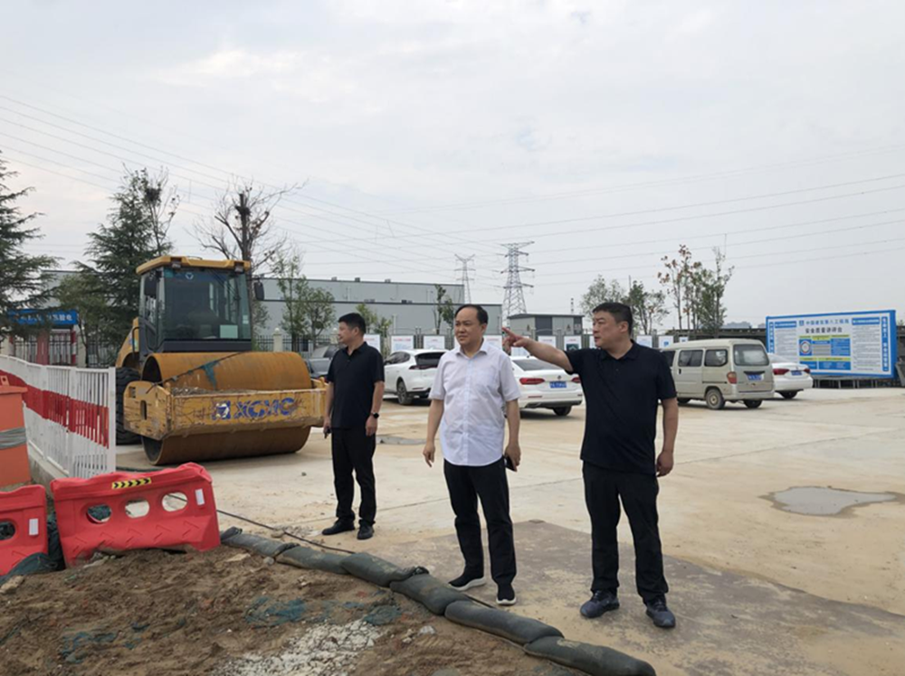 鄭州市建設投資集團有限公司黨委委員、副總經(jīng)理張巖到侯寨新鎮(zhèn)區(qū)安置區(qū)調(diào)研項目建設工作
